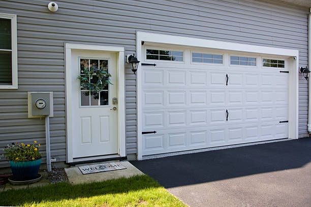 24/7 Emergency Garage Door Panel Replacement experts in Watergate, FL